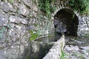 42 Antica casa contadina con sorgente e fontana d'acqua